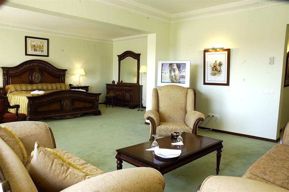 大莫加多尔梅纳拉酒店 马拉喀什 客房 照片 A suite at the hotel